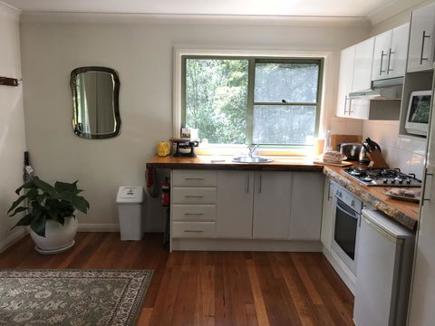 Ghost Hill Road Retreat - Redcliffe Tourism 7