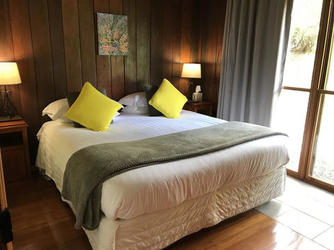 Ghost Hill Road Retreat - Redcliffe Tourism 4