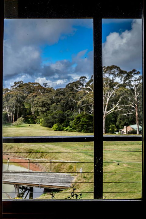 Ghost Hill Road Retreat - Redcliffe Tourism 21