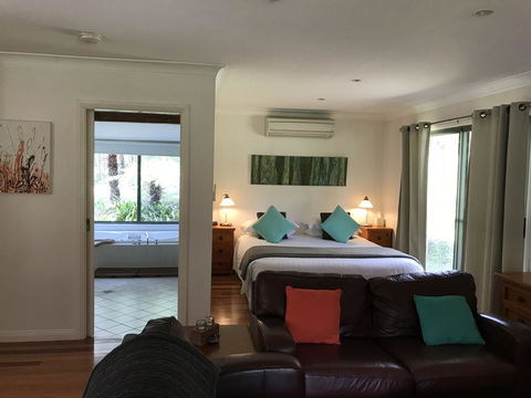 Ghost Hill Road Retreat - Redcliffe Tourism 5