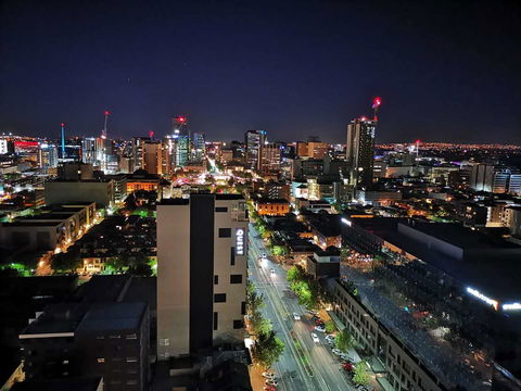 Modern CBD Apartment With Panoramic View - Redcliffe Tourism 5