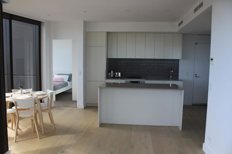 Modern CBD Apartment With Panoramic View - Redcliffe Tourism 9