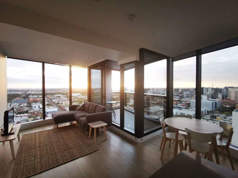 Modern CBD Apartment With Panoramic View - Redcliffe Tourism 0
