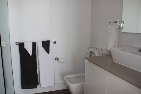 Modern CBD Apartment With Panoramic View - Redcliffe Tourism 11