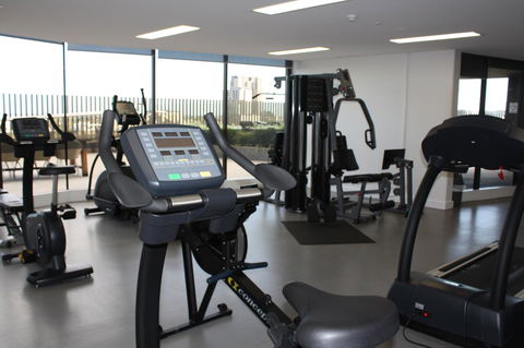 Modern CBD Apartment With Panoramic View - Redcliffe Tourism 8