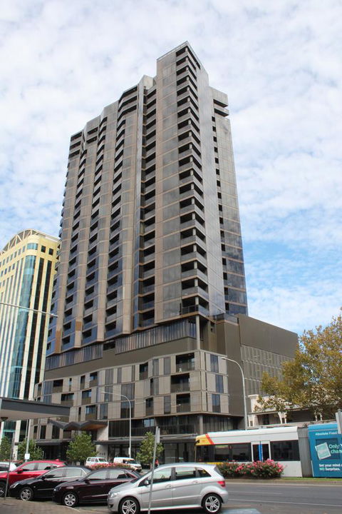 Modern CBD Apartment With Panoramic View - Redcliffe Tourism 6