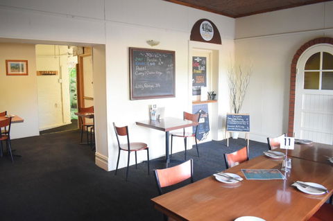 Commercial Hotel Morgan - Redcliffe Tourism 5