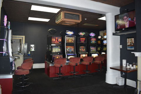Commercial Hotel Morgan - Redcliffe Tourism 9