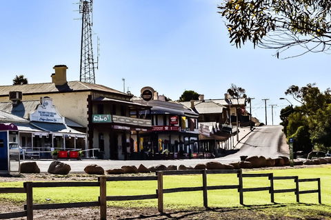 Commercial Hotel Morgan - Redcliffe Tourism 1