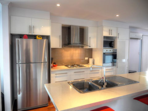 Home On Torrens - Redcliffe Tourism 0