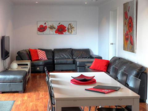 Home On Torrens - Redcliffe Tourism 24