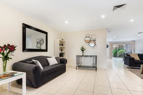Adelaide Style Accommodation-Close To City-North Adelaide-3 Bdrm- FREE Parking - Redcliffe Tourism 5