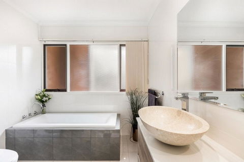 Adelaide Style Accommodation-Close To City-North Adelaide-3 Bdrm- FREE Parking - Redcliffe Tourism 13