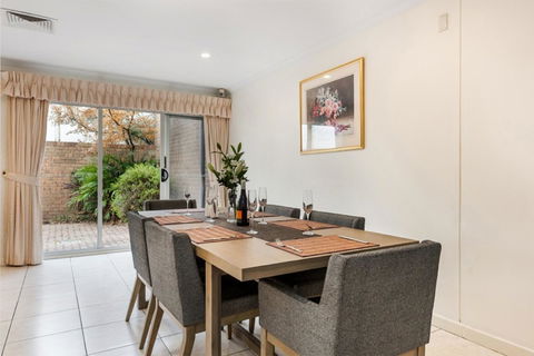 Adelaide Style Accommodation-Close To City-North Adelaide-3 Bdrm- FREE Parking - Redcliffe Tourism 4