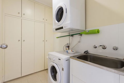 Adelaide Style Accommodation-Close To City-North Adelaide-3 Bdrm- FREE Parking - Redcliffe Tourism 32
