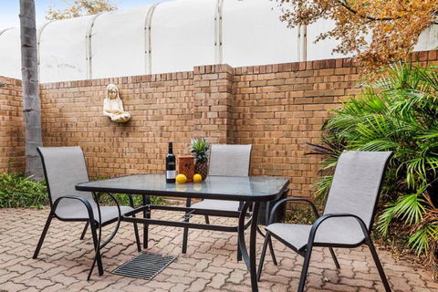 Adelaide Style Accommodation-Close To City-North Adelaide-3 Bdrm- FREE Parking - Redcliffe Tourism 24