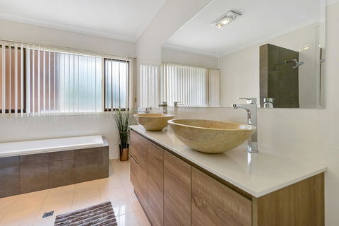 Adelaide Style Accommodation-Close To City-North Adelaide-3 Bdrm- FREE Parking - Redcliffe Tourism 12