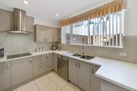 Adelaide Style Accommodation-Close To City-North Adelaide-3 Bdrm- FREE Parking - Redcliffe Tourism 9