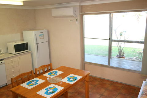 Lake Edge Apartments - Redcliffe Tourism 14