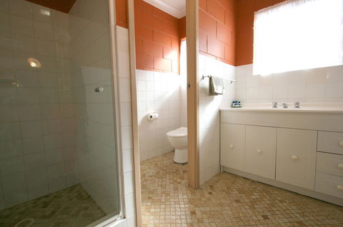 Lake Edge Apartments - Redcliffe Tourism 9