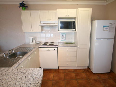 Lake Edge Apartments - Redcliffe Tourism 6