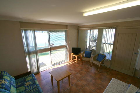 Lake Edge Apartments - Redcliffe Tourism 10