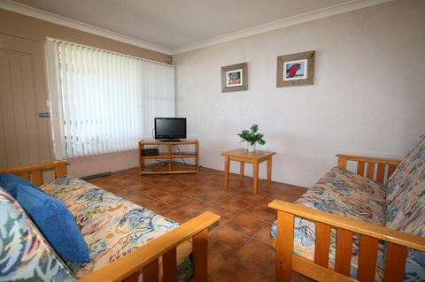 Lake Edge Apartments - Redcliffe Tourism 15