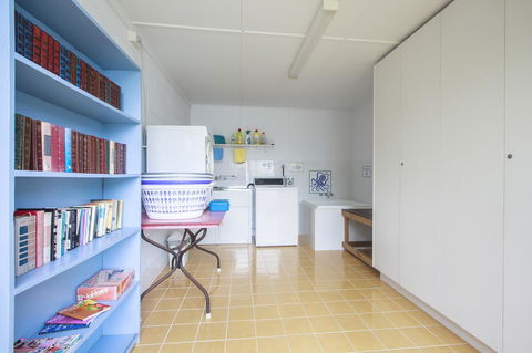 Lake Edge Apartments - Redcliffe Tourism 4