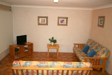 Lake Edge Apartments - Redcliffe Tourism 27