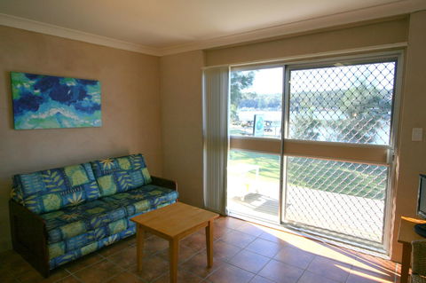 Lake Edge Apartments - Redcliffe Tourism 11