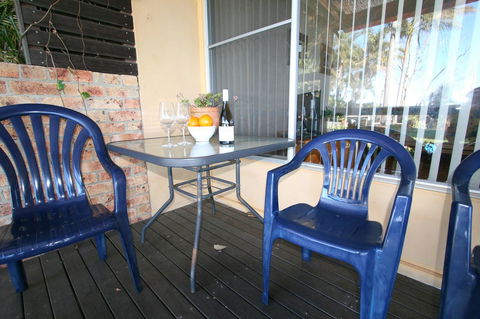 Lake Edge Apartments - Redcliffe Tourism 12