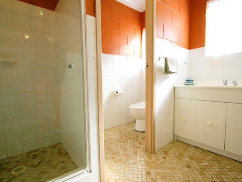 Lake Edge Apartments - Redcliffe Tourism 25