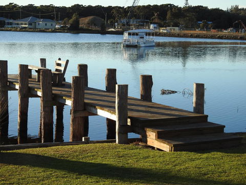 Lake Edge Apartments - Redcliffe Tourism 21