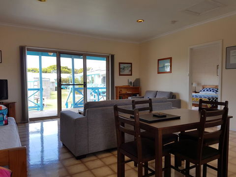 Marion Bay Holiday Villas - Redcliffe Tourism 15