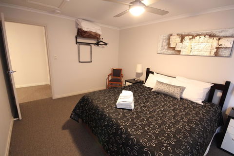 Port Vincent Motel & Apartments - Redcliffe Tourism 1