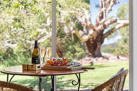 Adelaide Hills Retreats - Redcliffe Tourism 3