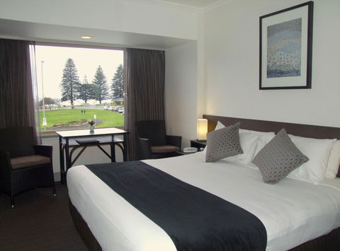 Nightcap At Hotel Victor - Redcliffe Tourism 17
