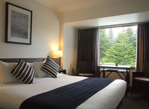 Nightcap At Hotel Victor - Redcliffe Tourism 14