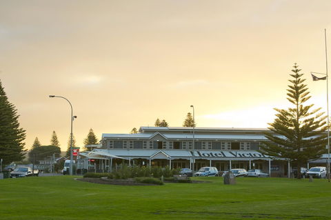 Nightcap At Hotel Victor - Redcliffe Tourism 0
