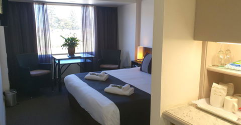 Nightcap At Hotel Victor - Redcliffe Tourism 1