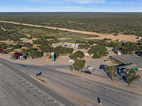 Border Village Roadhouse - Redcliffe Tourism 21