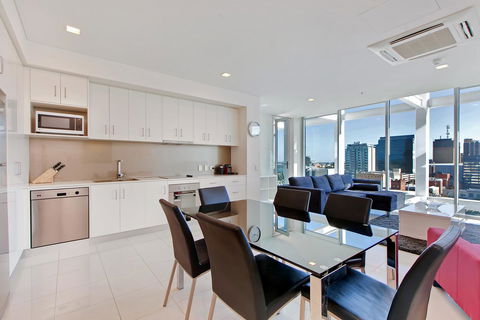 Light And Spacious, Stunning Views Of Adelaide - Redcliffe Tourism 3