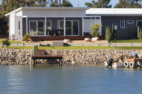 Villa Serra - Redcliffe Tourism 11