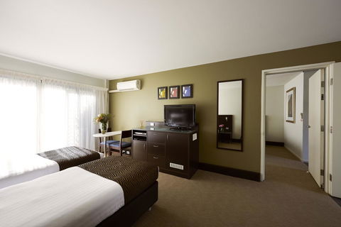 Station Motel - Redcliffe Tourism 10