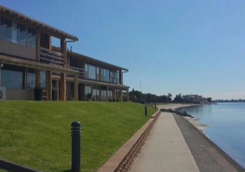 Lakeside - Redcliffe Tourism 4