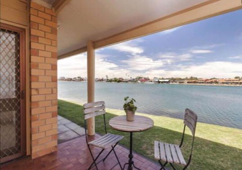 Lakeside - Redcliffe Tourism 1