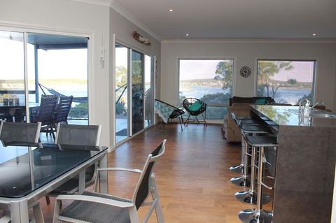 Waterfront On Osprey - Redcliffe Tourism 7