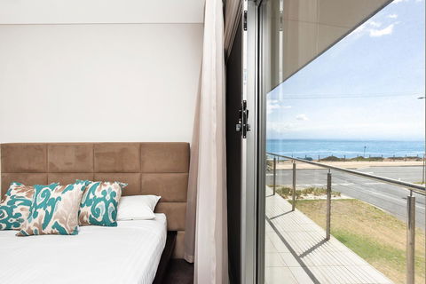 Esplanade Escape - Redcliffe Tourism 12