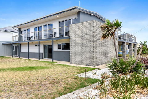Esplanade Escape - Redcliffe Tourism 32