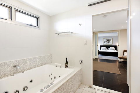 Esplanade Escape - Redcliffe Tourism 23